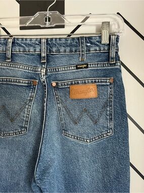 NWOT wrangler women’s mom jeans medium wash stretch